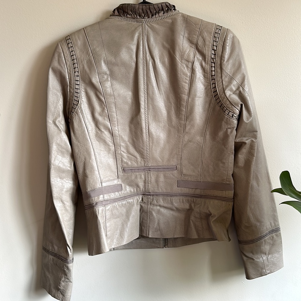 Beautiful leather jacket - Picture 2 of 5